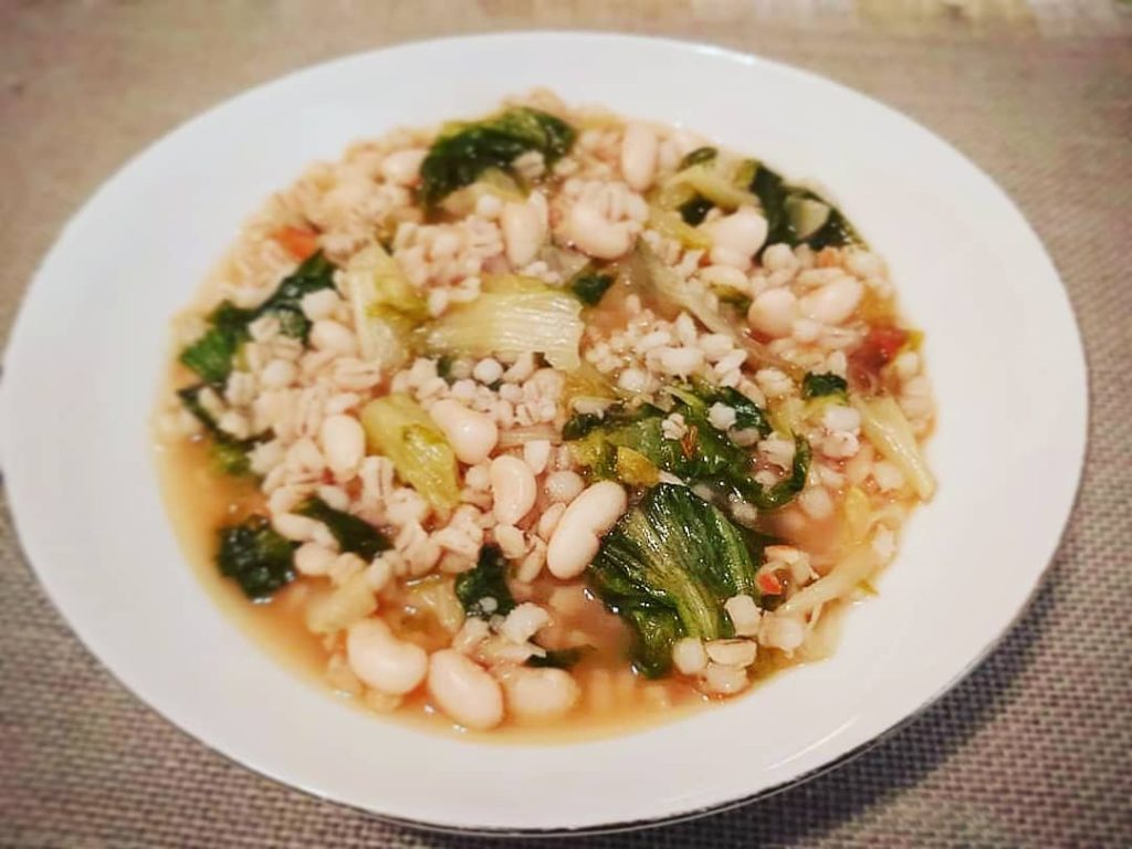 Zuppa di orzo, scarola e fagioli - Healthy Tasty Food