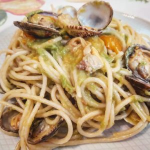 Spaghetti con vongole e asparagi